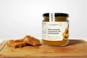 Deliciosa mermelada de melocotón, una opción natural en tarro de 275 g.